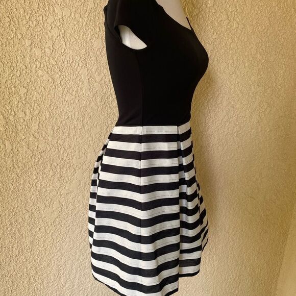 City Studio Speechless Off the Shoulder Black&White w/Silver‎ Detail Dress Sz.1 - Picture 4 of 10